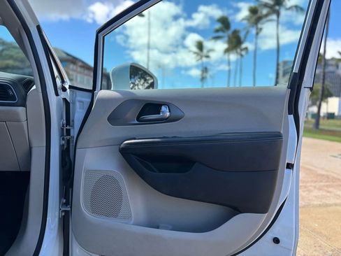 Used 2022 Chrysler Pacifica Touring-L w/ Uconnect Theater Family Group image 16