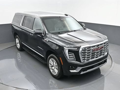 Used 2025 GMC Yukon XL Denali AWD/4WD image 26