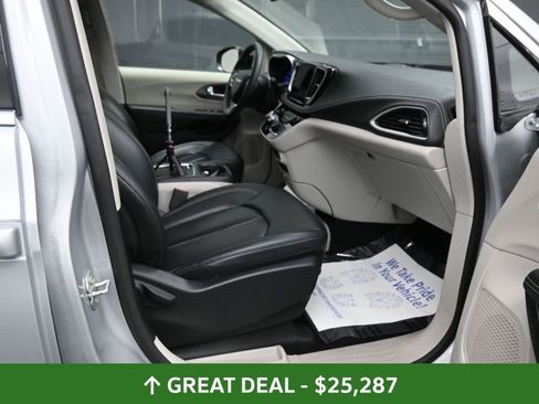 Used 2024 Chrysler Pacifica Limited FWD image 22