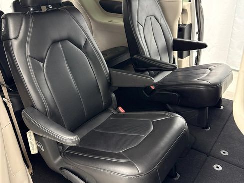 Used 2024 Chrysler Pacifica Touring-L FWD image 27