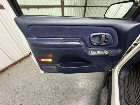 Used 1997 Chevrolet Tahoe 4WD 2-Door w/ Preferred Equipment Group 2 image 7