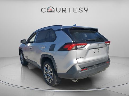 Used 2021 Toyota RAV4 XLE Premium image 2