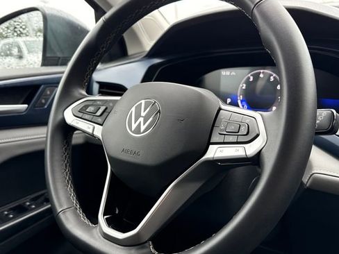 Used 2024 Volkswagen Taos SE image 15