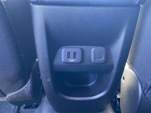 Used 2022 Chevrolet Colorado LT w/ Chrome Appearance Package image 12