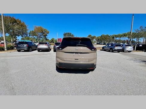 Used 2025 Nissan Rogue SV w/ SV Premium Package image 38