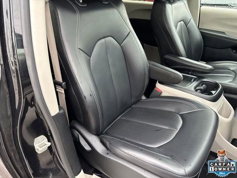 Used 2023 Chrysler Pacifica Touring-L FWD image 46