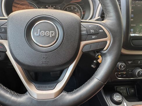 Used 2016 Jeep Cherokee Latitude w/ Cold Weather Group AWD/4WD image 20