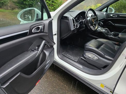 Used 2017 Porsche Cayenne Platinum Edition image 18