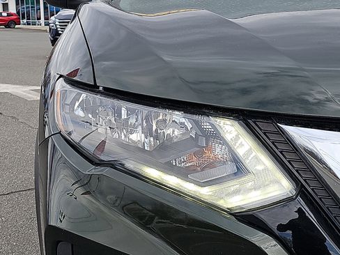 Used 2018 Nissan Rogue SV image 9