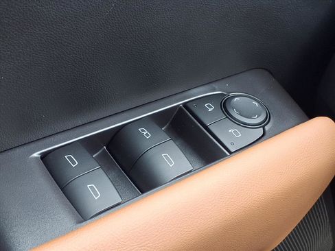 Used 2025 GMC Canyon AT4 image 20