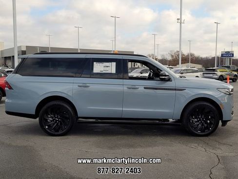 New 2025 Lincoln Navigator L Reserve w/ Jet Appearance Package AWD/4WD image 2