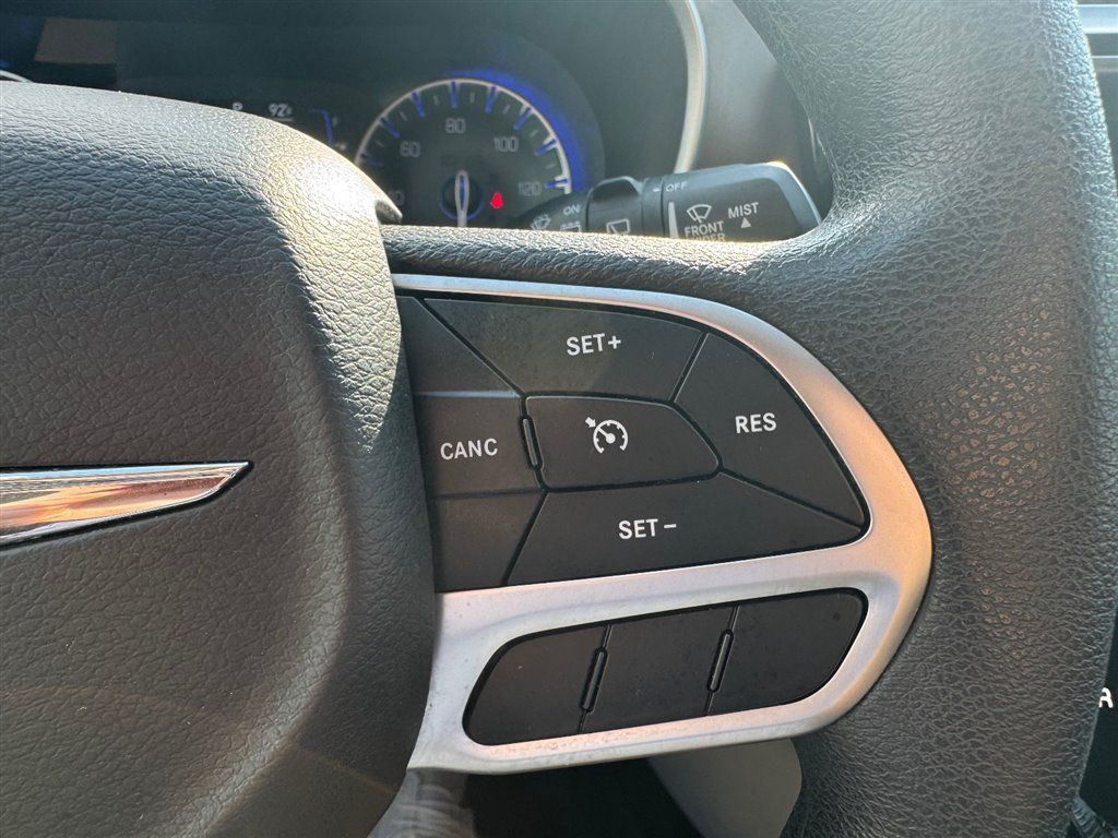 Used 2018 Chrysler Pacifica Touring Plus w/ Tire & Wheel Group FWD image 12