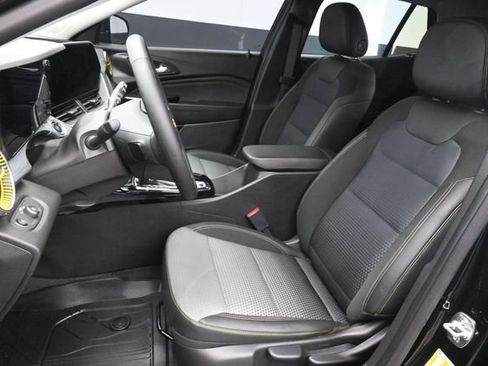 Used 2026 Chevrolet Trax LT w/ LT Convenience Package FWD image 23
