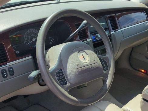 Used 2003 Lincoln Town Car Executive image 17