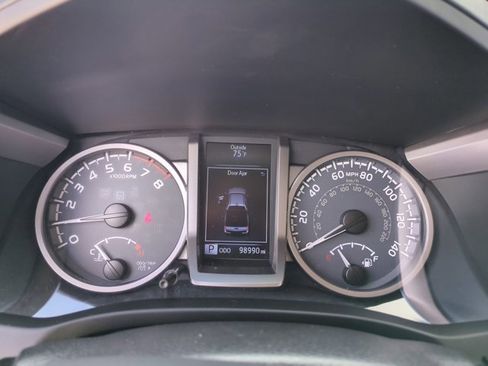 Used 2016 Toyota Tacoma SR5 w/ Towing Package image 11