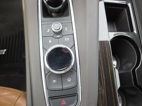 Used 2021 Cadillac Escalade Premium Luxury AWD/4WD image 38