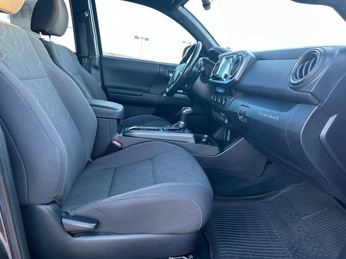 Used 2016 Toyota Tacoma TRD Off-Road w/ Premium & Technology Package AWD/4WD image 31