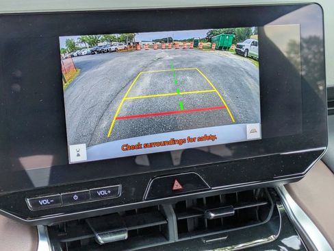Used 2024 Toyota Venza XLE AWD/4WD image 21