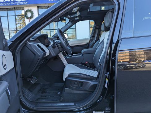 Used 2024 Land Rover Discovery Dynamic SE image 11