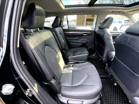 Used 2025 Toyota Highlander Platinum image 18