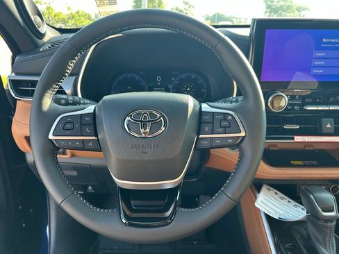 Used 2026 Toyota Highlander Platinum AWD/4WD image 19