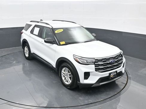 Used 2025 Ford Explorer Active RWD image 1