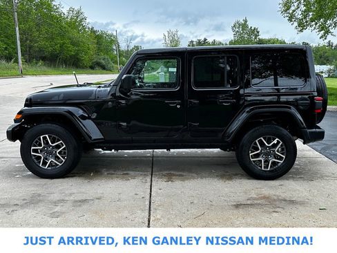 Used 2025 Jeep Wrangler Unlimited Sahara AWD/4WD image 6