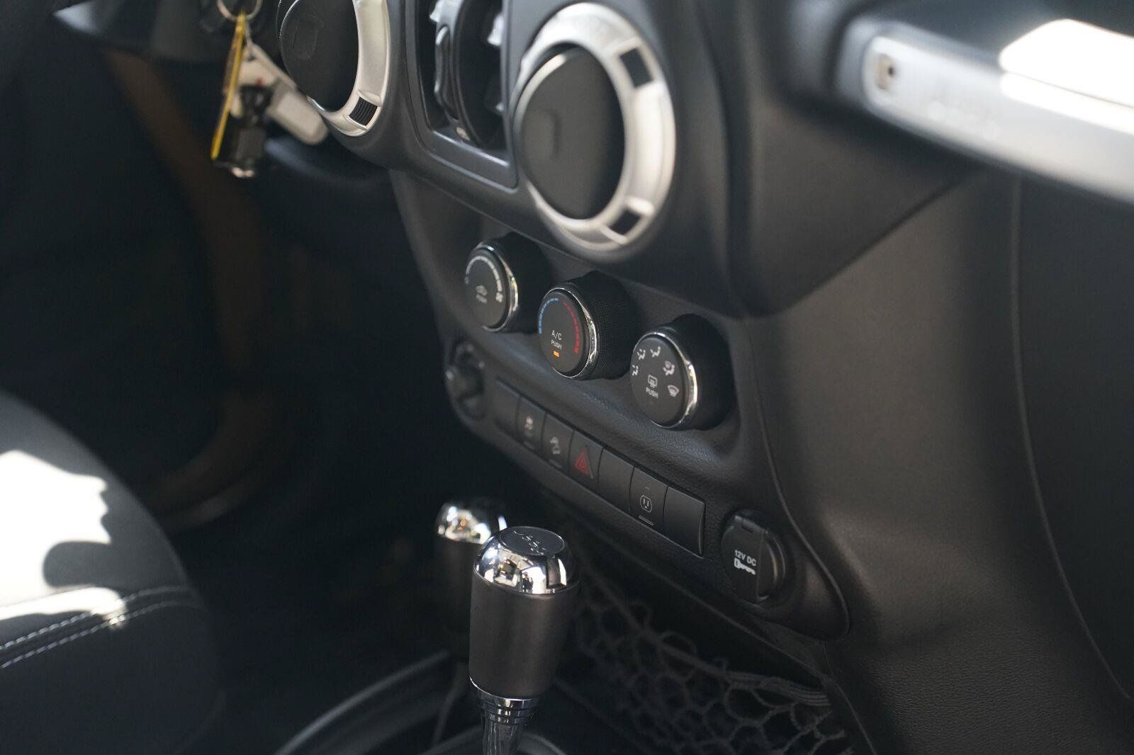 Used 2015 Jeep Wrangler Unlimited Rubicon w/ Connectivity Group AWD/4WD image 24