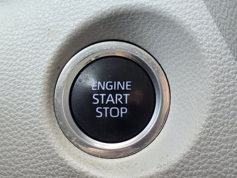 Certified 2022 Toyota Corolla Cross LE AWD/4WD image 31