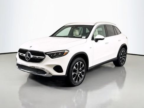 Used 2025 Mercedes-Benz GLC 350e 4MATIC image 3