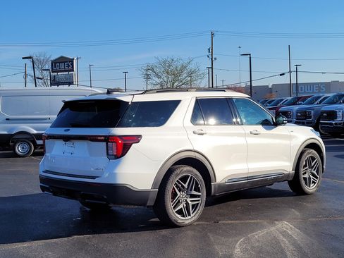 Used 2025 Ford Explorer ST-Line w/ ST-Line Street Pack image 4