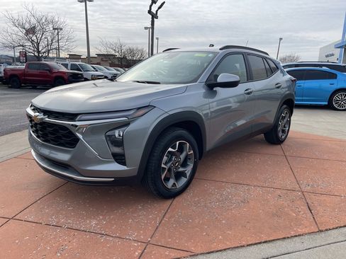 Used 2024 Chevrolet Trax LT w/ Driver Confidence Package image 3