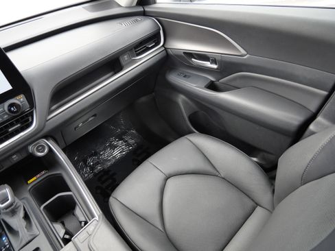 Used 2024 Toyota Grand Highlander XLE image 11
