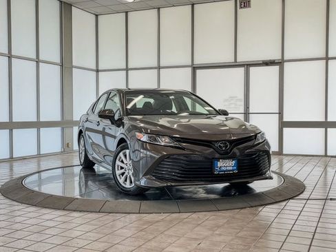 Used 2018 Toyota Camry LE image 2