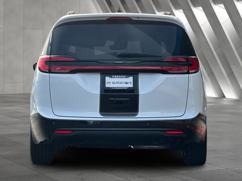 Used 2024 Chrysler Pacifica Limited w/ Uconnect Theater Family Group image 5