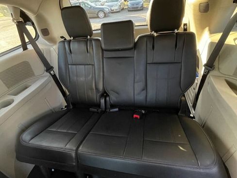 Used 2014 Chrysler Town & Country Touring image 9