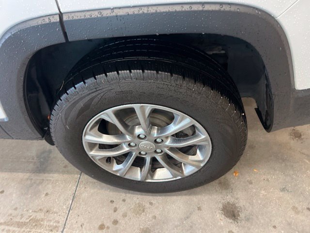 Used 2020 Jeep Cherokee Latitude Plus w/ Cold Weather Group AWD/4WD image 20