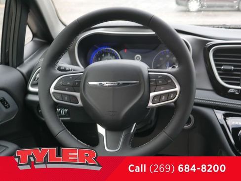 New 2026 Chrysler Pacifica Select image 46