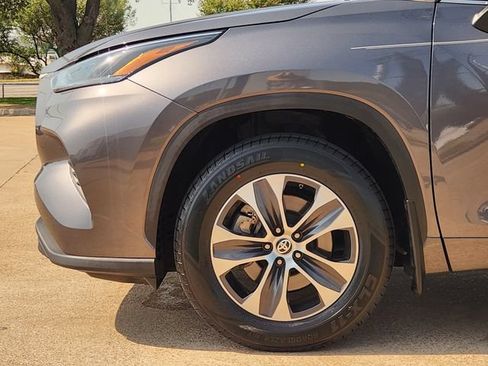 Used 2023 Toyota Highlander XLE FWD image 5