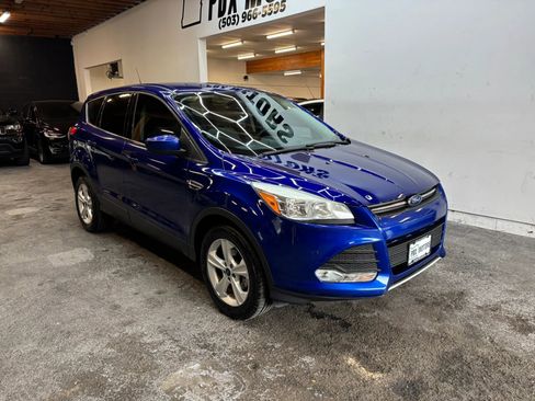 Used 2016 Ford Escape SE w/ SE Cold Weather Package FWD image 2