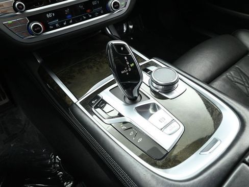 Used 2019 BMW 750i image 40