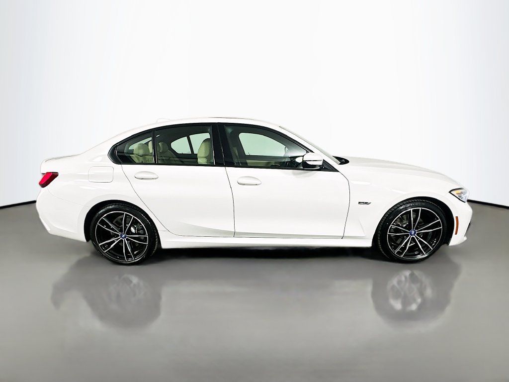 Used 2022 BMW 330e w/ M Sport Package RWD image 4