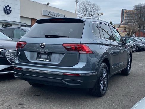 Certified 2022 Volkswagen Tiguan SE image 3