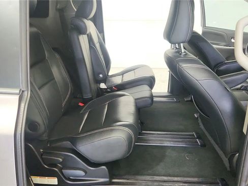 Used 2017 Toyota Sienna SE w/ SE Preferred Package FWD image 39