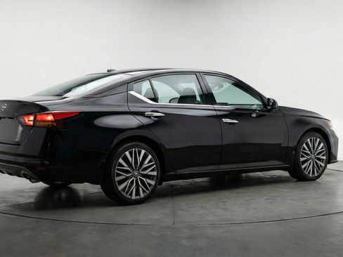 Used 2025 Nissan Altima 2.5 SV image 9