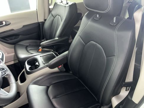 Used 2023 Chrysler Pacifica Touring-L image 15