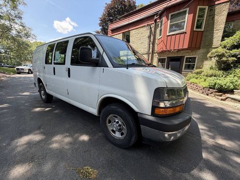 Used 2021 Chevrolet Express 2500 w/ Driver Convenience Package RWD image 2