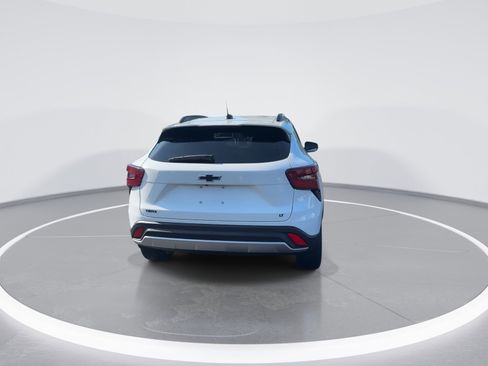 Used 2025 Chevrolet Trax LT w/ LT Convenience Package image 8