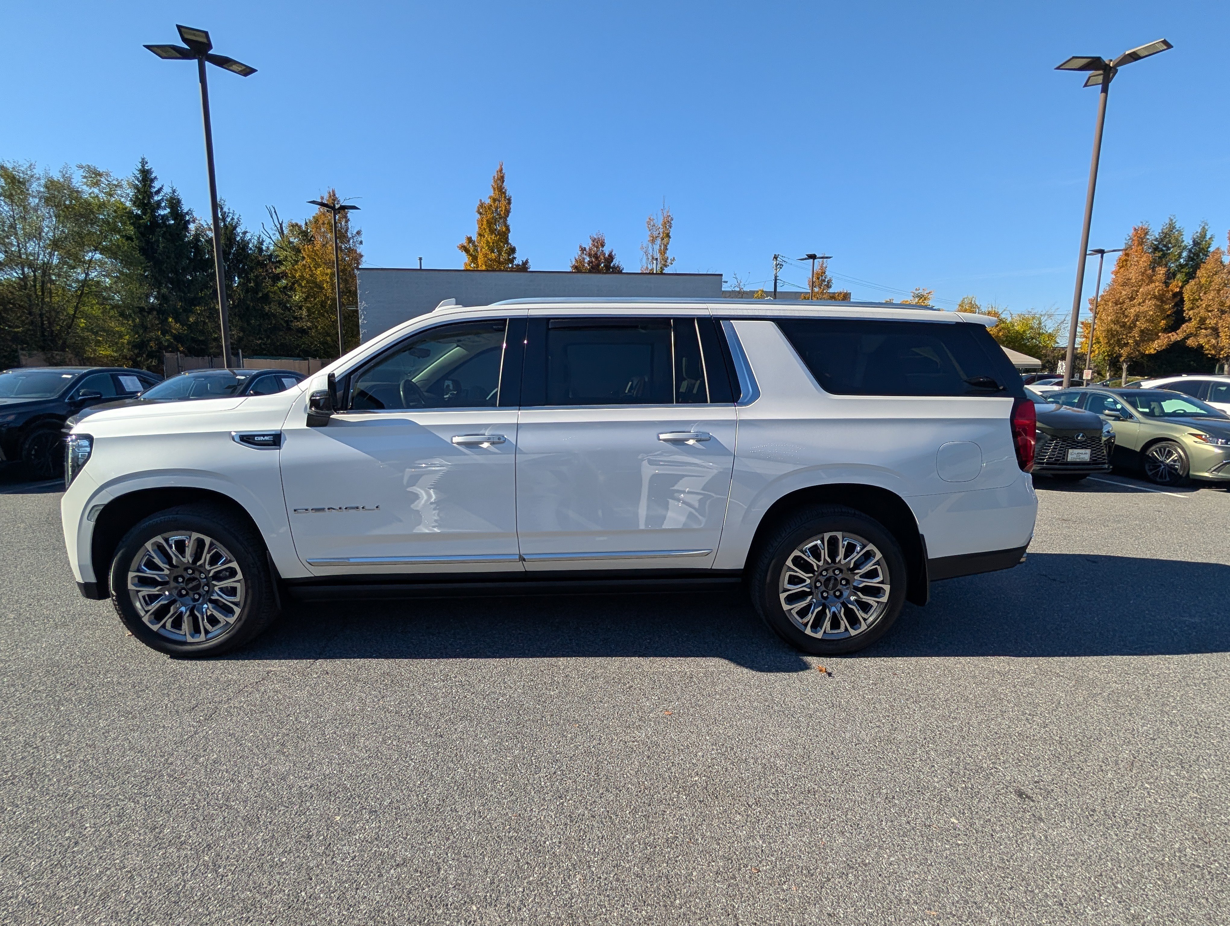 Used 2021 GMC Yukon XL Denali w/ Denali Premium Package AWD/4WD image 6