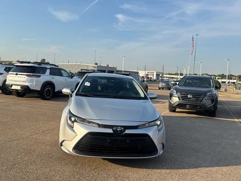 Used 2025 Toyota Corolla LE FWD image 4
